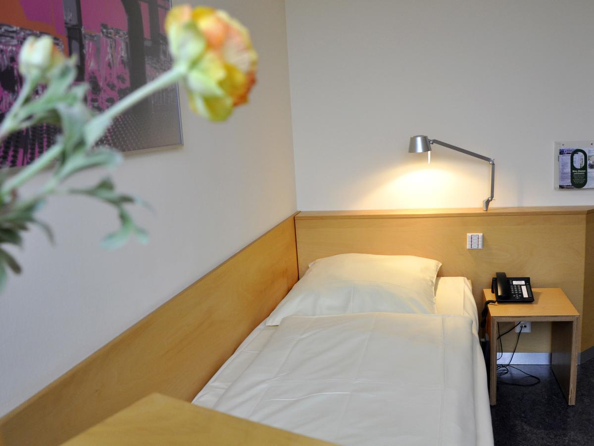 Seminarhotel In Der Manfred-Sauer-Stiftung Lobbach Δωμάτιο φωτογραφία